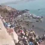 Pretresljivi prizori iz španske Ceute: 50 tisoč migrantov preplavilo mesto, razmere so ušle izpod nadzora (VIDEO)