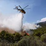 Grozljiva nesreča med gašenjem požara: trčila in strmoglavila dva gasilska helikopterja