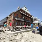 "Naj bo prijazna do turistov vseh narodnosti." Ena naših najbolj obleganih planinskih koč praznuje 130 let — kdo stoji za njeno postavitvijo?