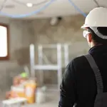 Delavci obnavljali staro hišo in zadeli ob nekaj nepričakovanega: ko so videli, kaj so našli, so jim oči skoraj popadale iz jamic