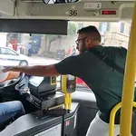 Voznik avtobusa s to potezo šokiral potnike: mnogi menijo, da si tega ne bi smel privoščiti (VIDEO)