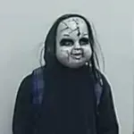 Neznanec s srhljivo masko preganja mimoidoče: postavlja jim grozljivo vprašanje, ob katerem zaledeni kri (FOTO)