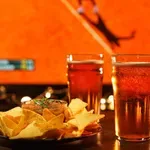 Bizaren spor: najemnik restavracije teniškega kluba ne želi streči alkohola, člani zdaj zahtevajo izselitev