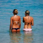 "Edini brezplačni ležalnik": na plaži na Hrvaškem se je pojavil mrliški zaboj