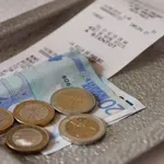 Turistka obnemela, ko je videla, kaj piše na računu: takoj je zahtevala pojasnilo, 17-letni natakar se je znašel v zadregi