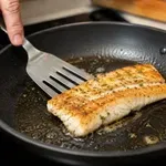Imate radi ribe in se jezite, ko se med peko primejo za ponev? Naredite to in ta nevšečnost se več ne bo ponovila (nadvse preprosto je)