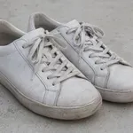 So bele superge po poletju sive in umazane? Tako jim povrnete svež videz, ne da bi jih poškodovali (in spet bodo kot nove)
