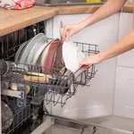 To je napaka, ki jo pri uporabi pomivalnega stroja naredi večina ljudi: strokovnjaki svetujejo, naj tega nikar ne počnemo