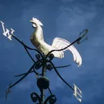 Ste se kdaj vprašali, zakaj na vrhu cerkvenega zvonika stoji ravno petelin?
