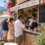 Veste, zakaj Italijani svoj espresso v baru spijejo stoje? Za tem se skriva razlog, ki ni očiten na prvi pogled (a je zelo pomemben)