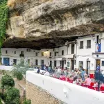 Majhno mestece, zgrajeno pod ogromnimi skalami: njegova edinstvena podoba privablja turiste z vsega sveta (FOTO)
