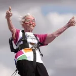 97-letna babica podrla Guinnessov rekord: preživela možgansko kap, nato pa stopila na krilo letala