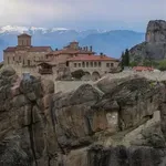 Lebdeči samostani na vrhu skal: obisk svete grške Meteore, kjer smo se med menihe in nune pomešali turisti (POTOPISNA REPORTAŽA)
