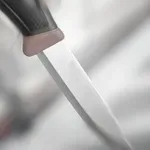 Grozljiv napad v Ljubljani: zamaskirani moški z nožem napadel otroka in mu zadal "globoko in veliko rano na zatilju"