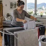 3 triki izkušenih gospodinj, ki delajo čudeže: znebite se predolgega sušenja perila in neprijetnega vonja po vlagi