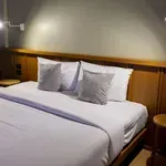 Zakonca sta se nastanila v hotelu in odšla spat: niti sanjalo se jima ni, kaj se skriva pod njuno posteljo