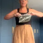 "To je odvratno!" Ženska naročila obleko za 20 evrov, ob odprtju paketa pa se ji je obrnil želodec (VIDEO)