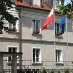 Nesreča na konzulatu v Ljubljani: poljski diplomat padel skozi okno, v bolnišnici se bori za življenje