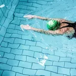 Neverjetni plavalni fenomen: 13-letna deklica ruši rekorde in plaši tekmice!