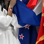 Spodrsljaj, ki je izzval ogorčenje in posmeh: neverjetno, kaj je pred kamero storila veleposlanica