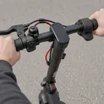 Iz prodaje odpoklicali električni skiro: kupce prosijo naj nemudoma prenehajo uporabljati izdelek