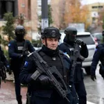 Policija aretirala devet Srbov: sumijo jih, da so zakrivili grozljive vojne zločine