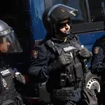 Policisti razbili vrata 87-letnice in jo odnesli iz stanovanja: brezsrčna deložacija ostarele ženske razjarila ljudi