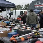 Oče 5 otrok umrl po prepiru na tržnici: sprli so se zaradi vračila denarja, pa so ga povozili s kombijem