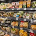 To mnogi med delovnim tednom v trgovini kupijo za hitro kosilo ali malico, a nutricionistka opozarja: "Preverite, kaj je v embalaži"