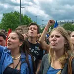 Razmere se zaostrujejo: zaprtih skoraj 400 šol, več tisoč aretiranih mladoletnikov, staršem grozijo s kaznimi!