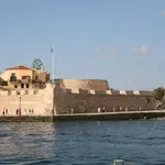 25-letna Slovenca na Kreti padla z obzidja, eden se bori za življenje