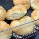 Kupci zgroženi nad prizorom v trgovini: nepovabljen gost si je privoščil žemljice (FOTO)