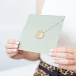 Poročna priča razkrila, koliko denarja bo dala v kuverto za poroko, in slišala: "Ti si v Nemčiji, mislila sem, da bo več"