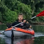 Z gumijastim kajakom se je podal skozi najnevarnejšo džunglo na svetu, v živo ga gledajo milijoni