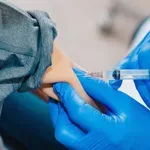 Starši, pozor: v sosednji državi prepovedali uporabo tega cepiva, slovenski NIJZ pa pravi, da ...