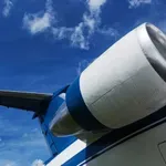 Kaj se je dogajalo na nebu? Letalo spremljali vojaški lovci, nato pa letališče nenadoma zaprli