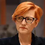 Asta Vrečko ostro nad Janeza Janšo: "Kljub temu da si je plačo in pokojnino pridelal na plečih davkoplačevalcev ... "
