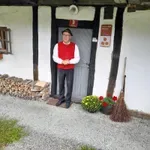 Na Dolenjskem se skriva pravi biser: Več kot 150 let stara domačija, kjer se čas ustavi, gostoljubje pa nima meja (in kar kliče po izletu ter obisku)