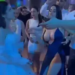 Je zasenčila nevesto? Svatinja na balkanski poroki nosila izzivalno obleko, ki je burila domišljijo (VIDEO)