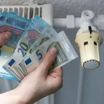 Kako zmanjšati stroške položnic? 4 triki, s katerimi boste vsak mesec prihranili denar