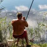 Nič hudega sluteč ribič užival ob jezeru, ko se je od nikoder prikazala zver in ga odvlekla v vodo