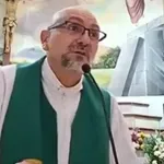 Duhovnika med mašo ubil lesen križ: njegove zadnje besede zvenijo kot zlovešča slutnja