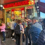 Obiskali smo kultno berlinsko stojnico s klobasami, kjer se lahko naješ tudi za manj kot pet evrov — tudi naslednji dan smo se vrnili