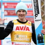 Izjemen uspeh naše smučarske skakalke: Ema Klinec na finalu poletne sezone potrdila skupno zmago!