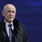 Protesti z glasnimi žvižgi med govorom Janeza Janše: policija eni od protestnic napisala astronomsko kazen
