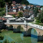 Mesto v BiH, ki se ga splača obiskati, še preden ga preplavijo turisti — v njegovi bližini leži najbolj skriti objekt nekdanje Jugoslavije