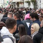 V Ljubljani dolga vrsta pred srbskim veleposlaništvom: iz Slovenije namerava na srbskih predčasnih volitvah glasovati več tisoč ljudi