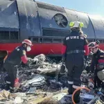 Je tragedijo v Španiji povzročila človeška napaka? V trčenju vlakov po zadnjih podatkih umrlo najmanj 64 ljudi