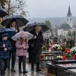 Znano je, kakšno bo vreme na praznični konec tedna: bomo morali na pokopališče vzeti dežnike?