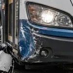 Robot, ki dostavlja pošto, povzročil prometno nesrečo in pobegnil s kraja nesreče